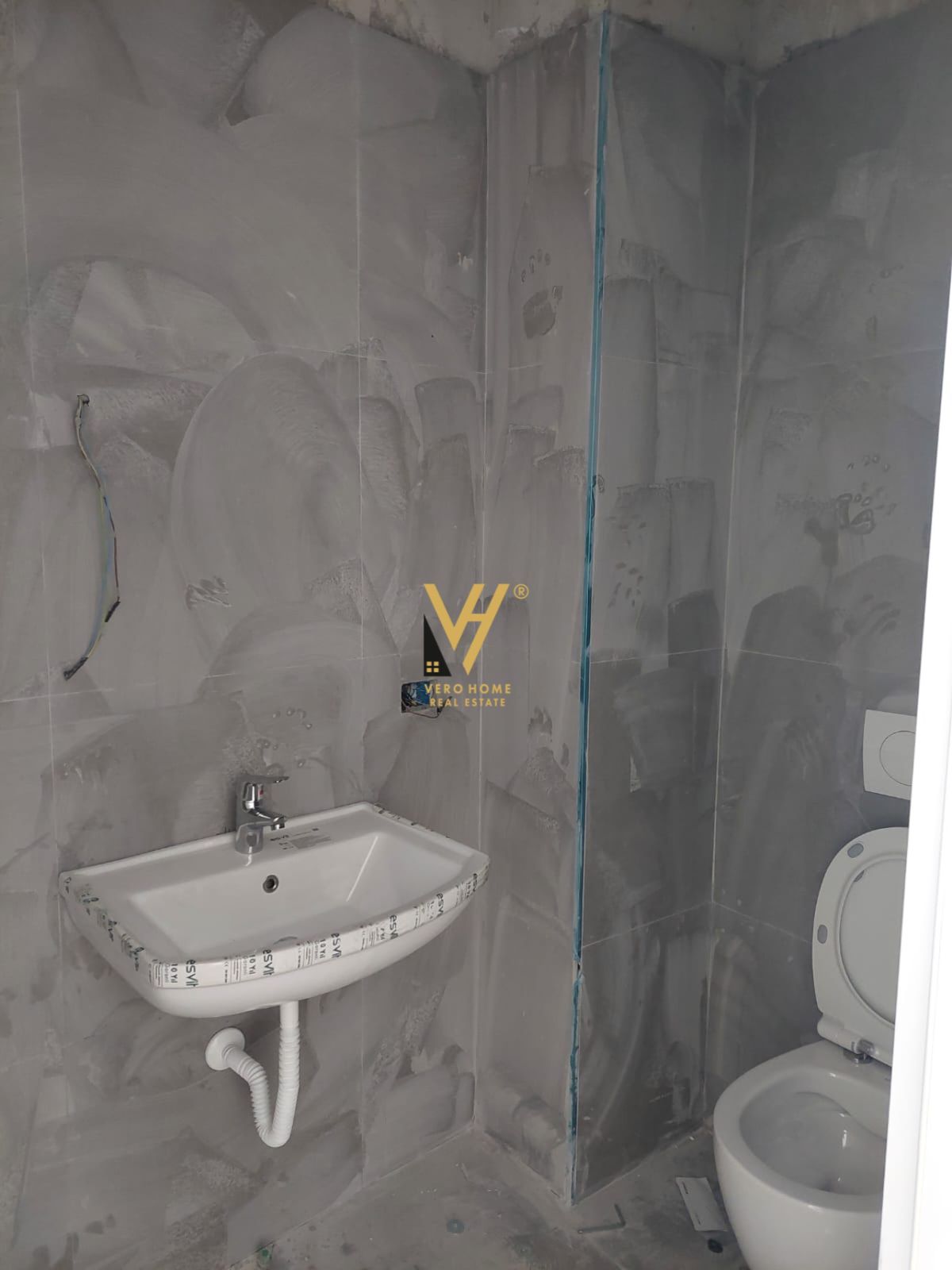 JEPET ZYRE 53 M2 ME QERA TE LAKE VIEW 1.000 EURO