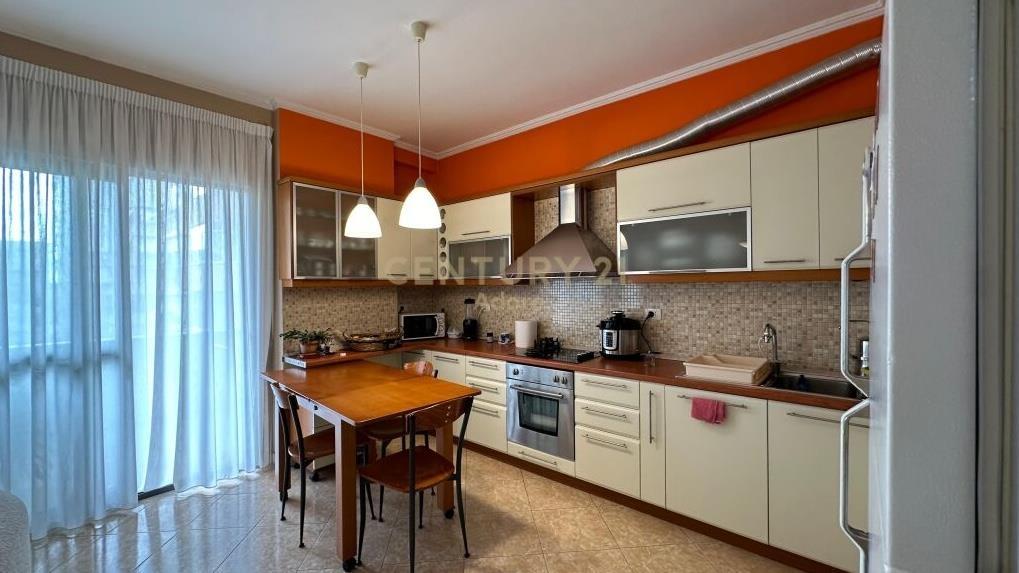 Shitet Apartament 2+1+1 Komuna e Parisit €225 000