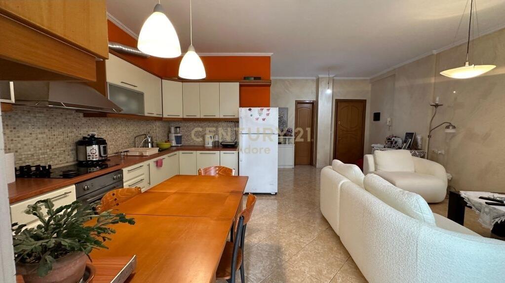 Shitet Apartament 2+1+1 Komuna e Parisit €225 000