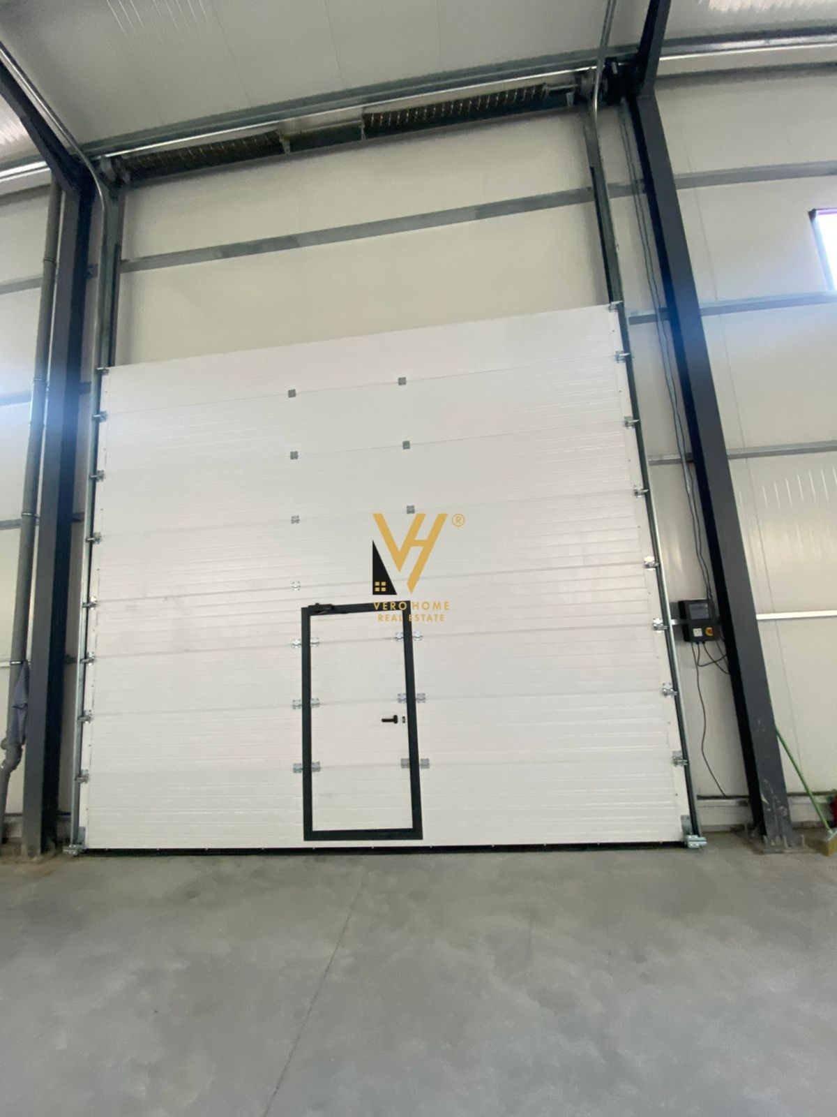 JEPET KAPANON 330 M2 ME QERA NE DOMJE 1.500 EURO