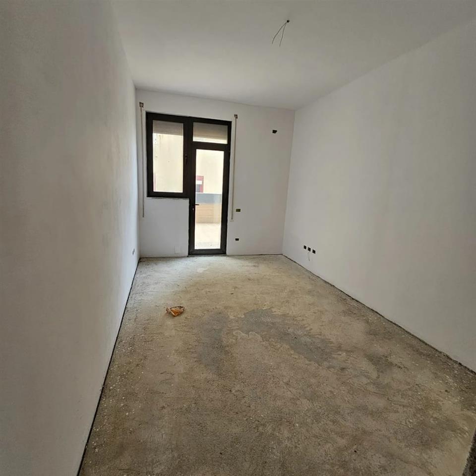 Shitet apartament 1+1