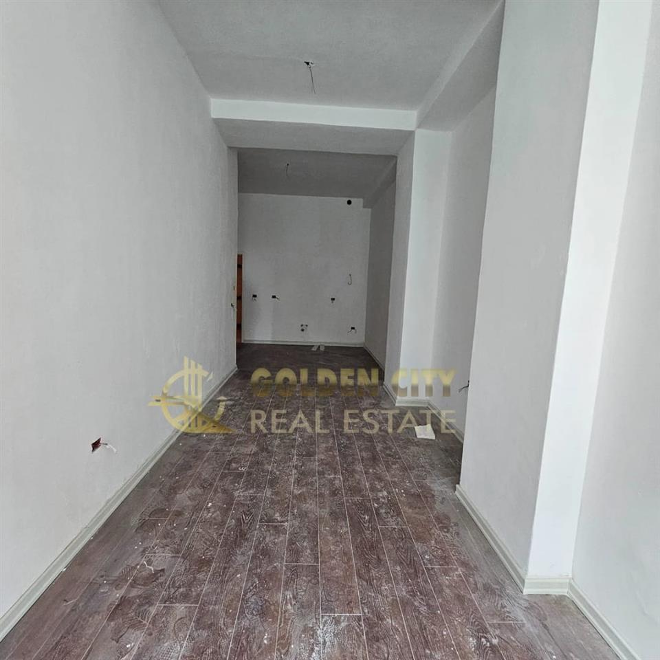 Shitet apartament 1+1