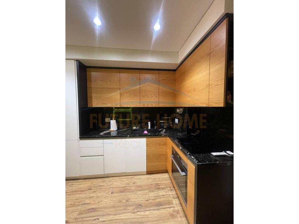 Shitet apartament 2+1 Komuna E Parisit