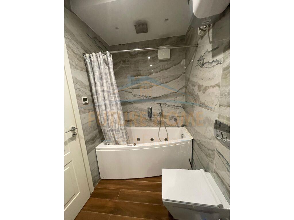 Shitet apartament 2+1 Komuna E Parisit