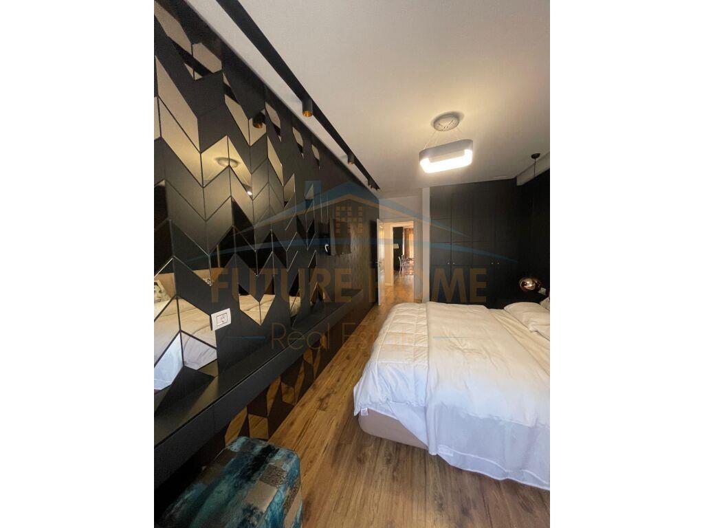 Shitet apartament 2+1 Komuna E Parisit