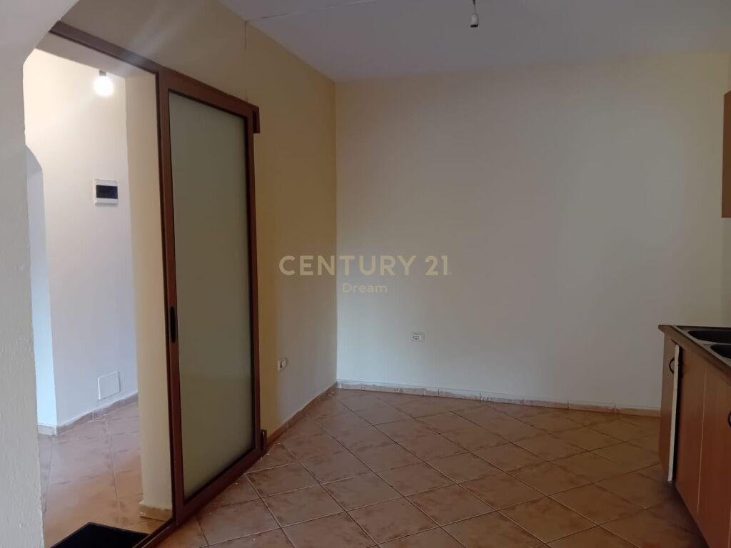 Jepet me Qira Apartament 2+1 Prane shkolles Emin Duraku tek