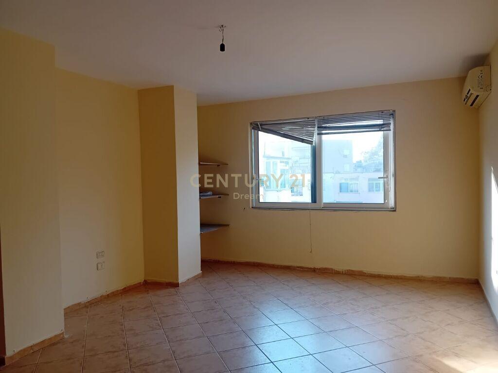 Jepet me Qira Apartament 2+1 Prane shkolles Emin Duraku tek