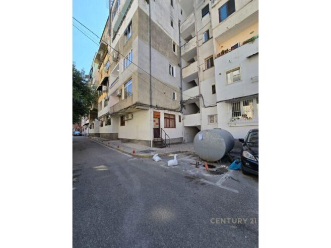 APARTAMENT 2+1 MIDIS AMB. AMERIKANE DHE DR. HIGJENES
