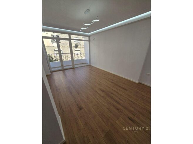APARTAMENT 2+1 MIDIS AMB. AMERIKANE DHE DR. HIGJENES