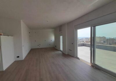 Apartament – papafingo ne shitje me pamje fantastike