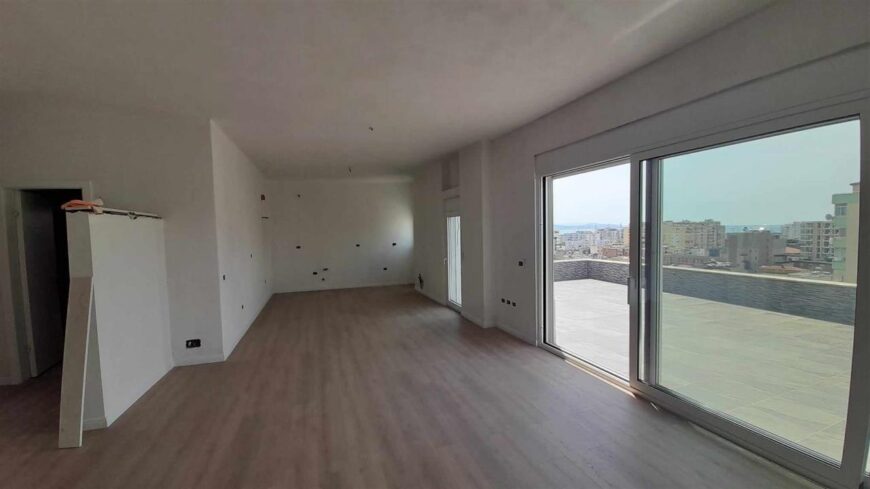 Apartament – papafingo ne shitje me pamje fantastike
