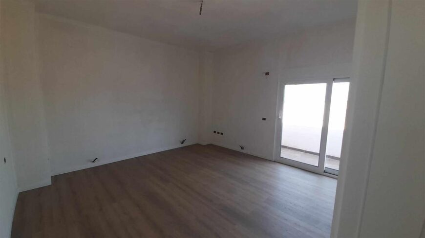 Apartament – papafingo ne shitje me pamje fantastike