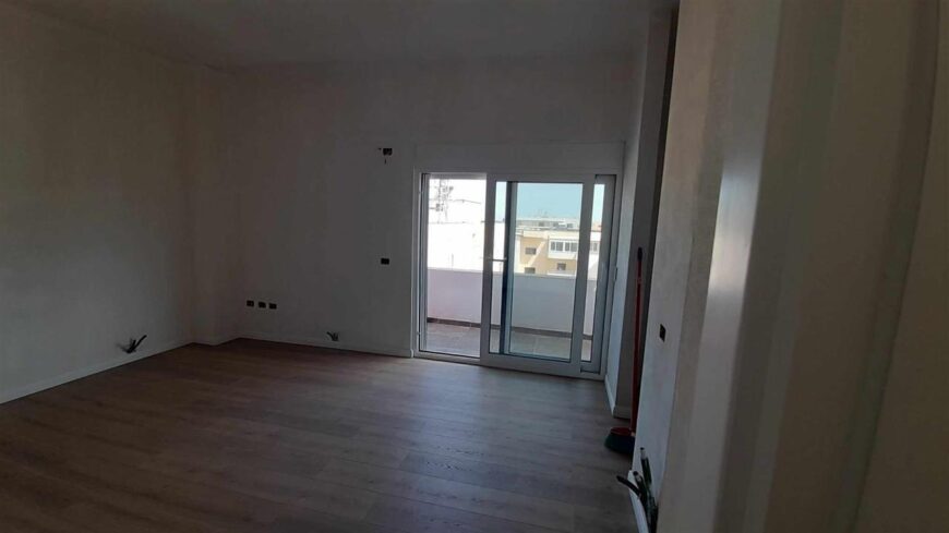 Apartament – papafingo ne shitje me pamje fantastike