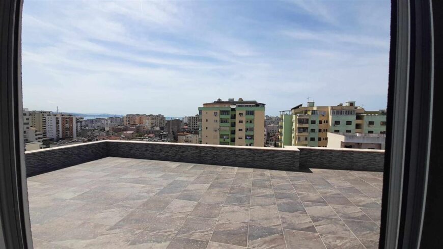 Apartament – papafingo ne shitje me pamje fantastike