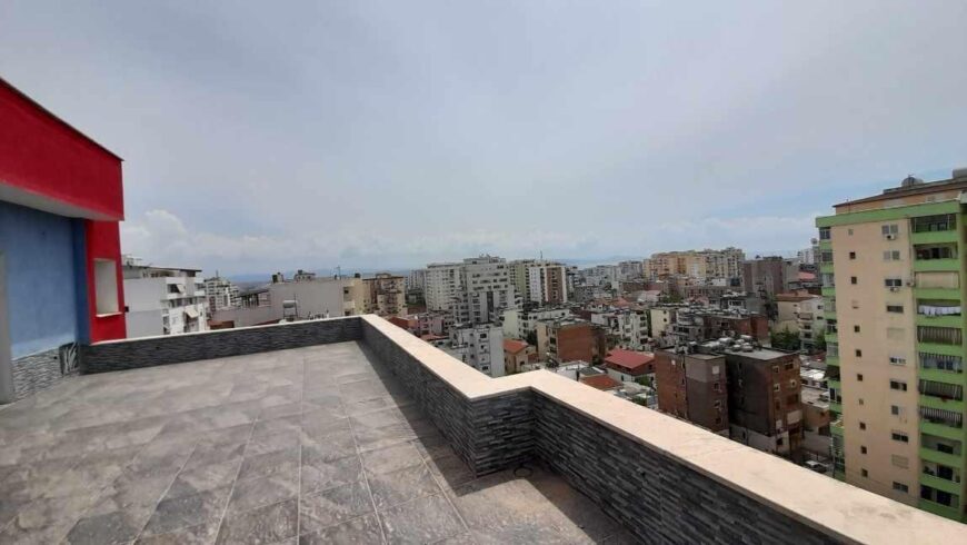 Apartament – papafingo ne shitje me pamje fantastike