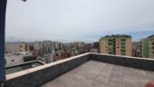 Apartament – papafingo ne shitje me pamje fantastike