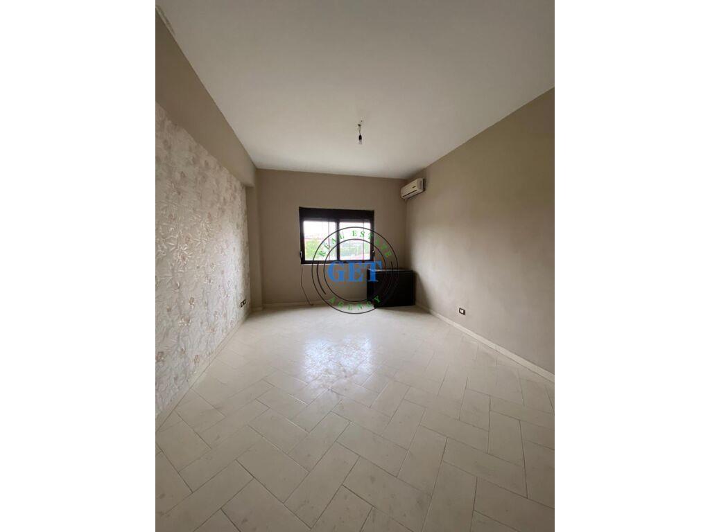 Shitet, Apartament 2+1,Prane Stadiumit, Durres!