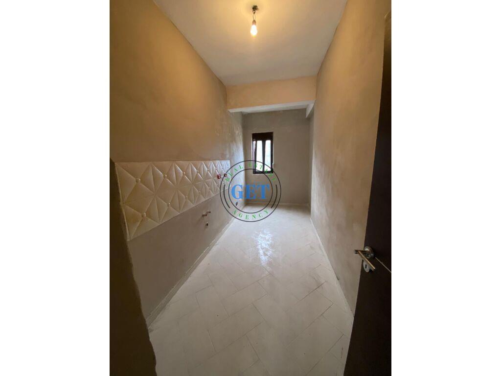 Shitet, Apartament 2+1,Prane Stadiumit, Durres!