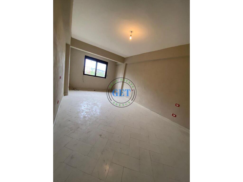 Shitet, Apartament 2+1,Prane Stadiumit, Durres!