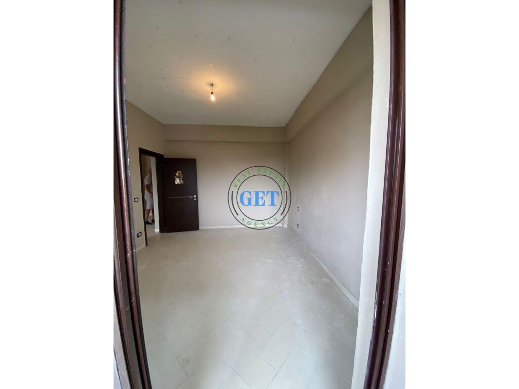 Shitet, Apartament 2+1,Prane Stadiumit, Durres!