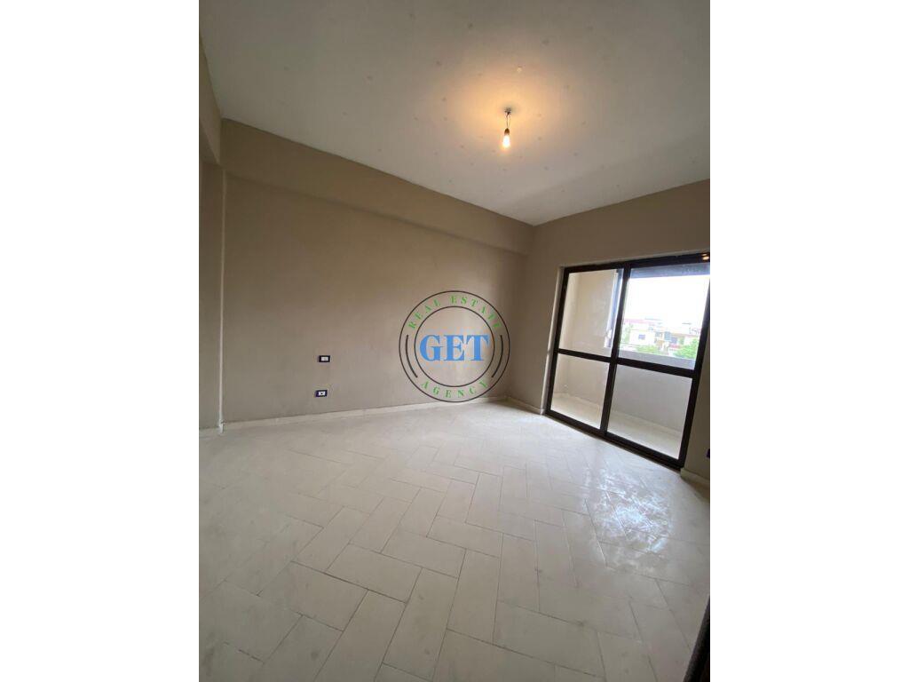 Shitet, Apartament 2+1,Prane Stadiumit, Durres!