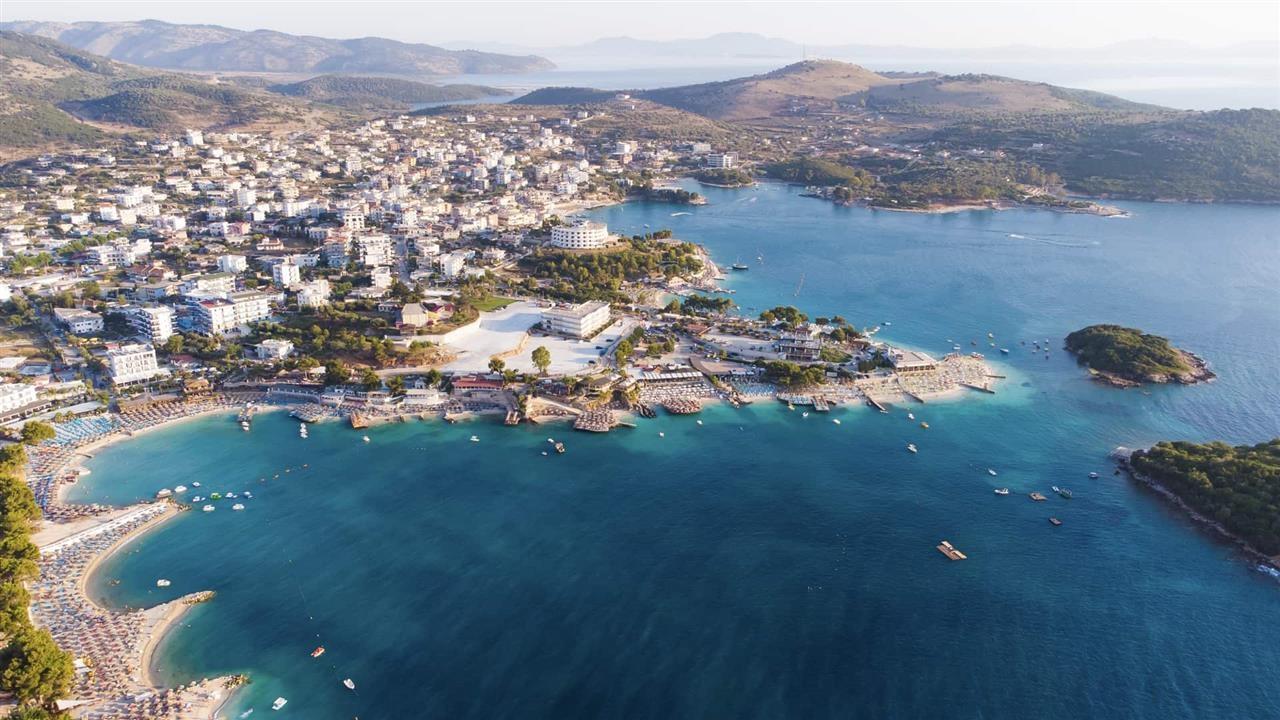 Shitet toke ne ksamil 400 m2