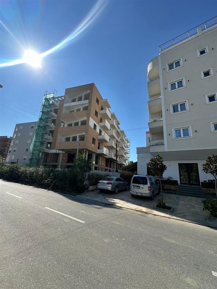 Shitet apartament 1+1 te mali robit