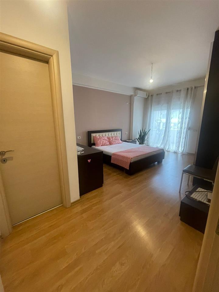 Qera Ditore 2+1+2 Rotondot Astir Unaza E Re