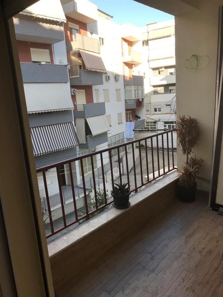 Jepet me qera Apartament 1 + 1 tek Fresku