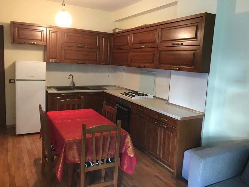 Jepet me qera Apartament 1 + 1 tek Fresku