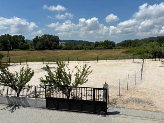 Parking me qera 2000 m2 aeroport rinas