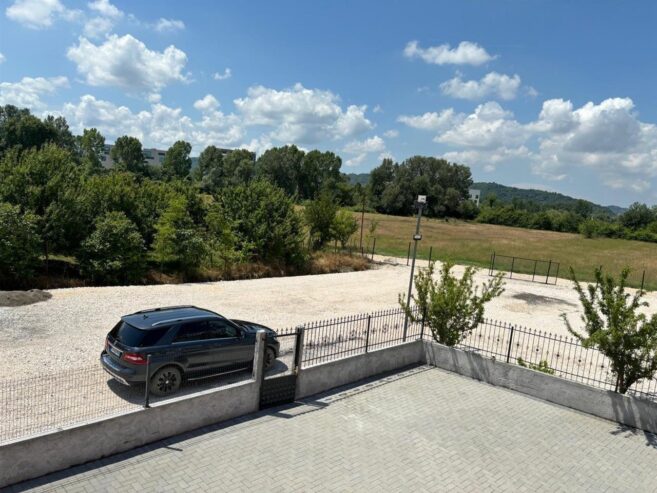 Parking me qera 2000 m2 aeroport rinas