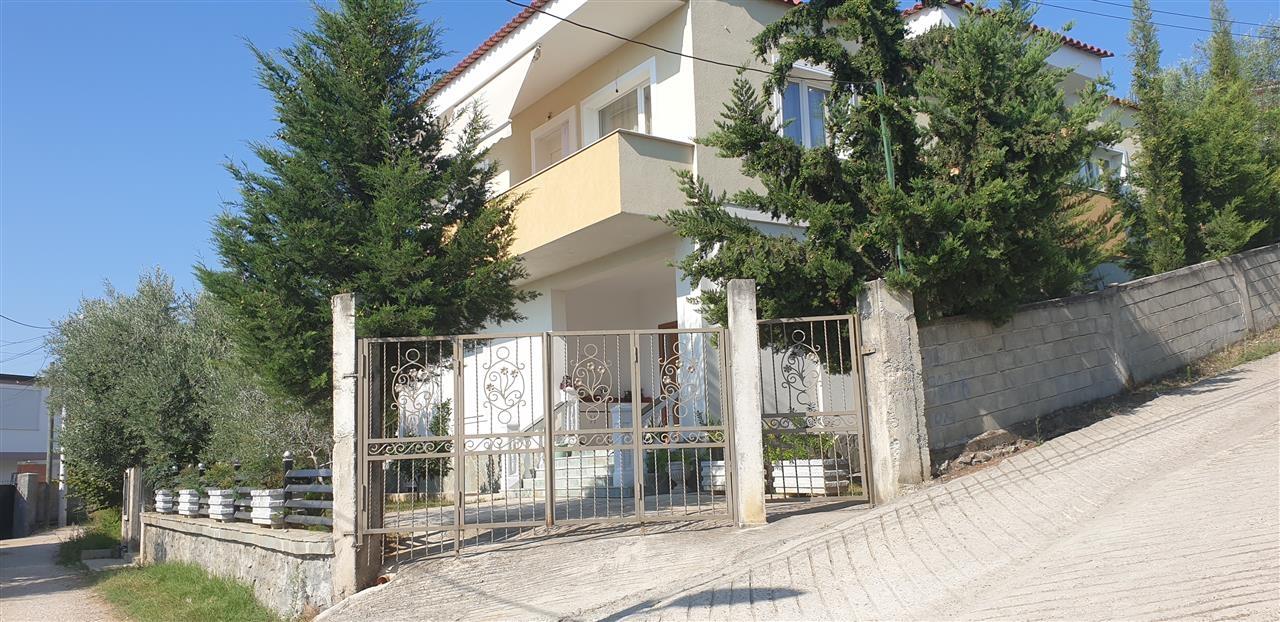 Qera 4+1, kati 1 nje vile, Sauk