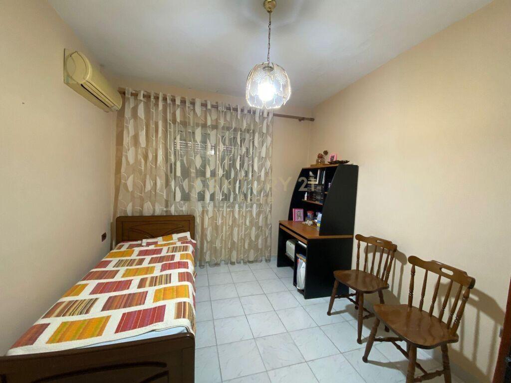 Shesim Apartament 4+1+2 perballe Maternitetit te Ri!