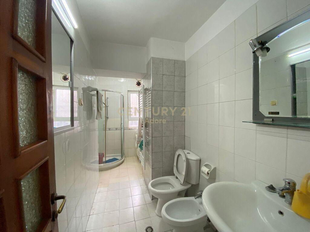 Shesim Apartament 4+1+2 perballe Maternitetit te Ri!