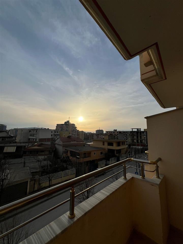 Jepet me qera apartament 1+1 ne Vlorë!