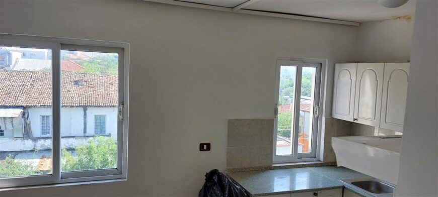Shitet apartament 1+1