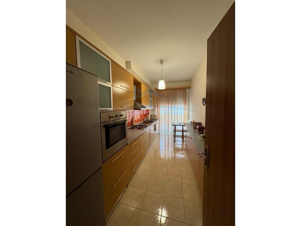 Qera, Apartament 2+1+2, Pazari i Ri, Tiranë