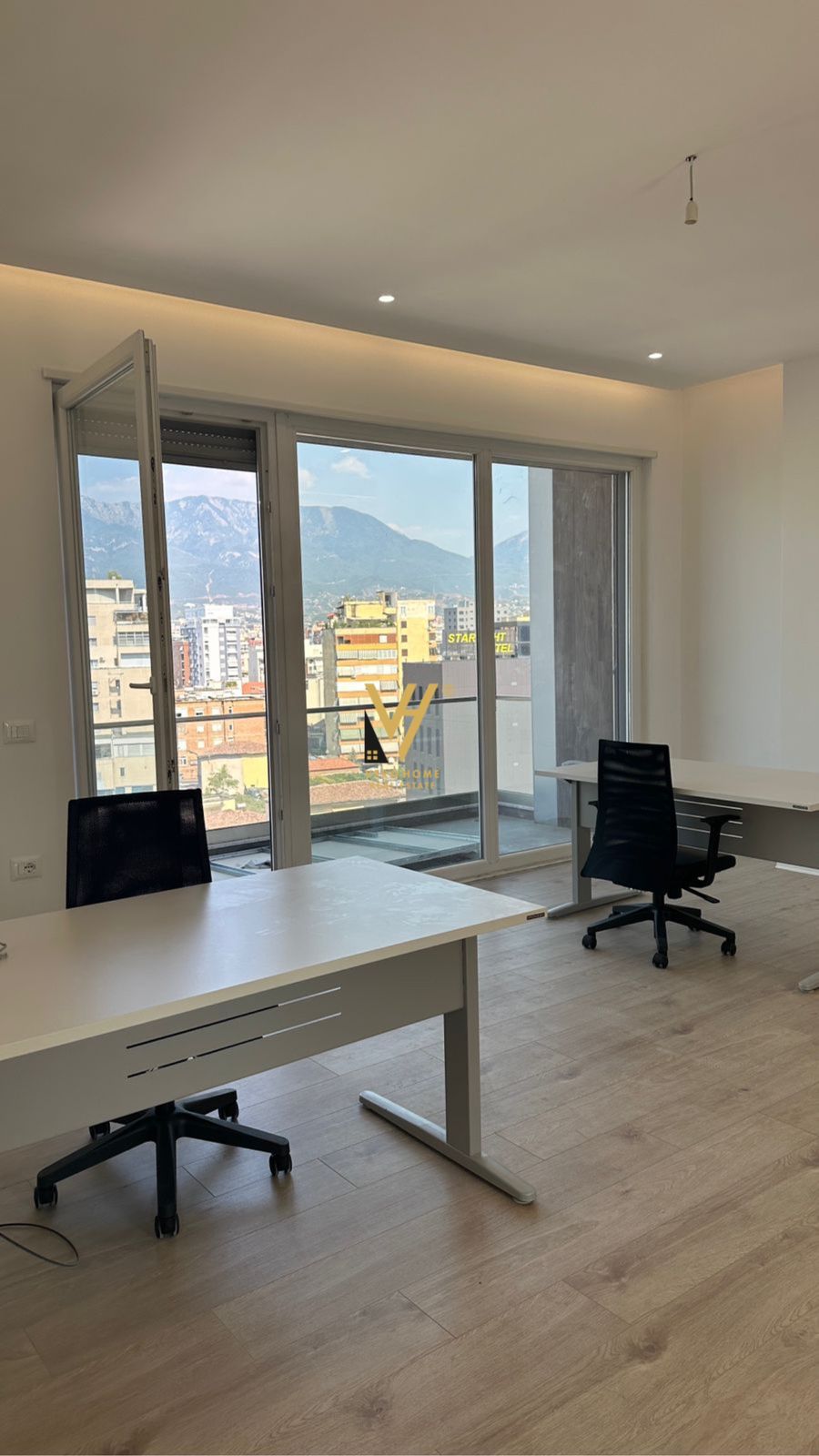 ZYRE 140M2 ME QERA TE RR E BARRIKADAVE 1.600EURO