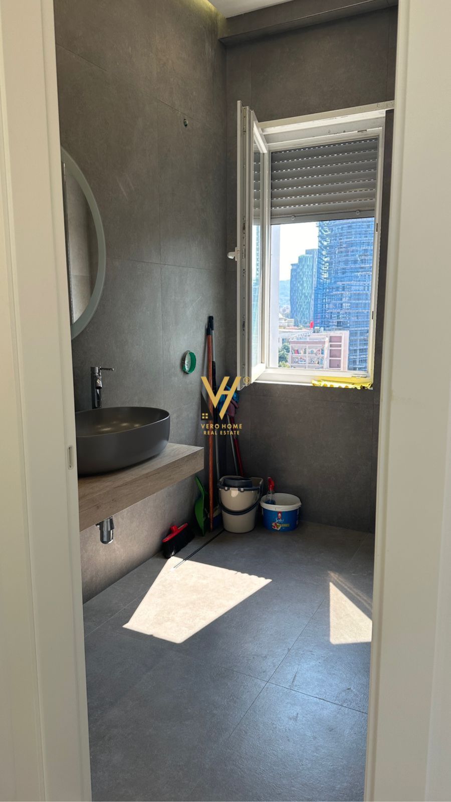 ZYRE 140M2 ME QERA TE RR E BARRIKADAVE 1.600EURO