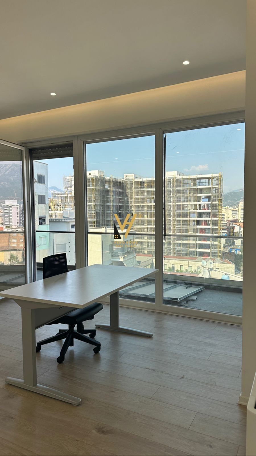 ZYRE 140M2 ME QERA TE RR E BARRIKADAVE 1.600EURO