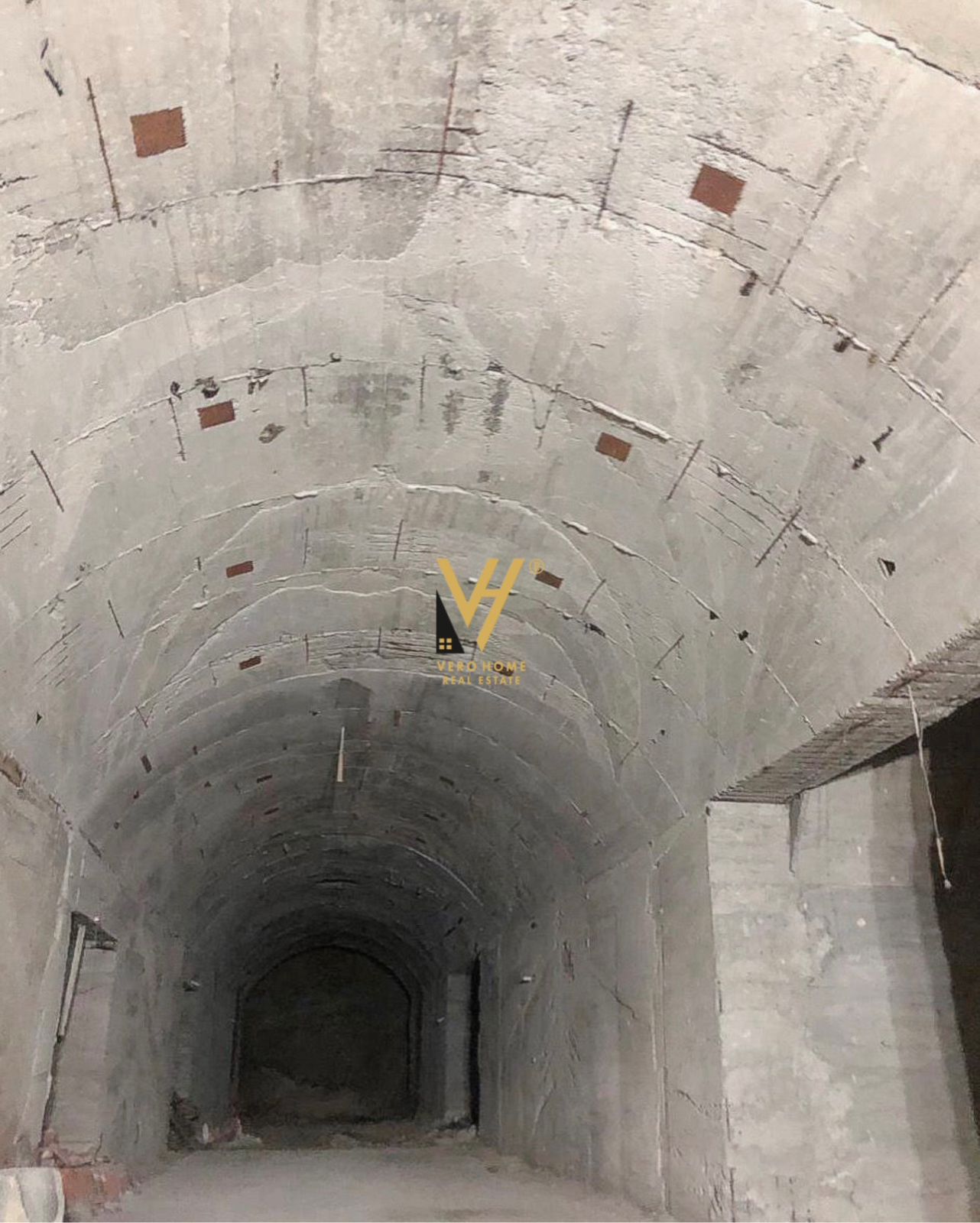 MAGAZINE-TUNEL 6.000M2 ME QERA NE SHKOZE 8.000EURO