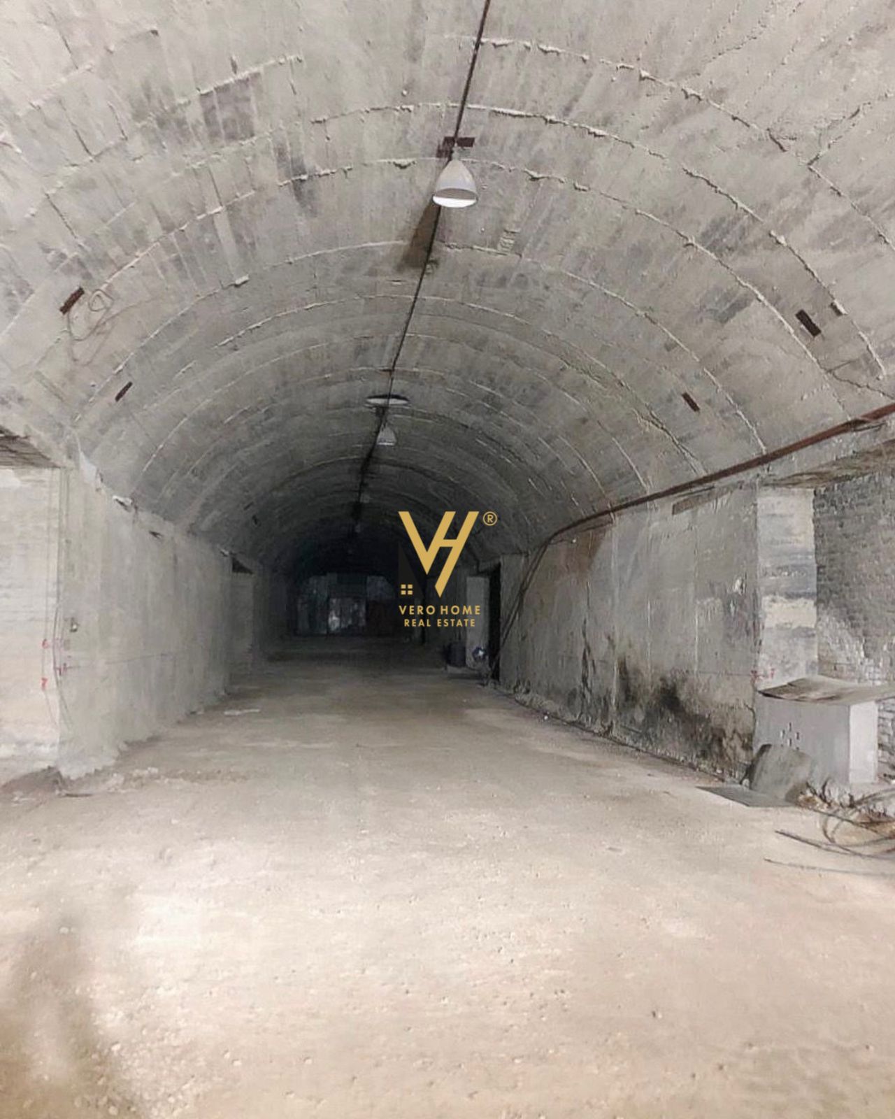 MAGAZINE-TUNEL 6.000M2 ME QERA NE SHKOZE 8.000EURO