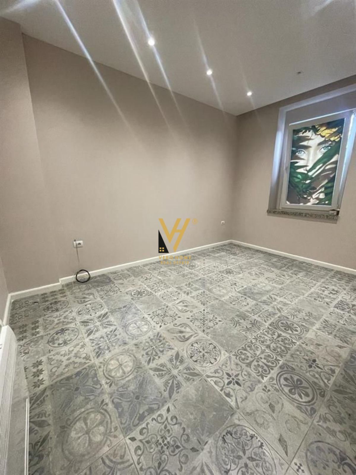 ZYRE 70 M2 ME QERA TE STADIUMI DINAMO 750 EURO