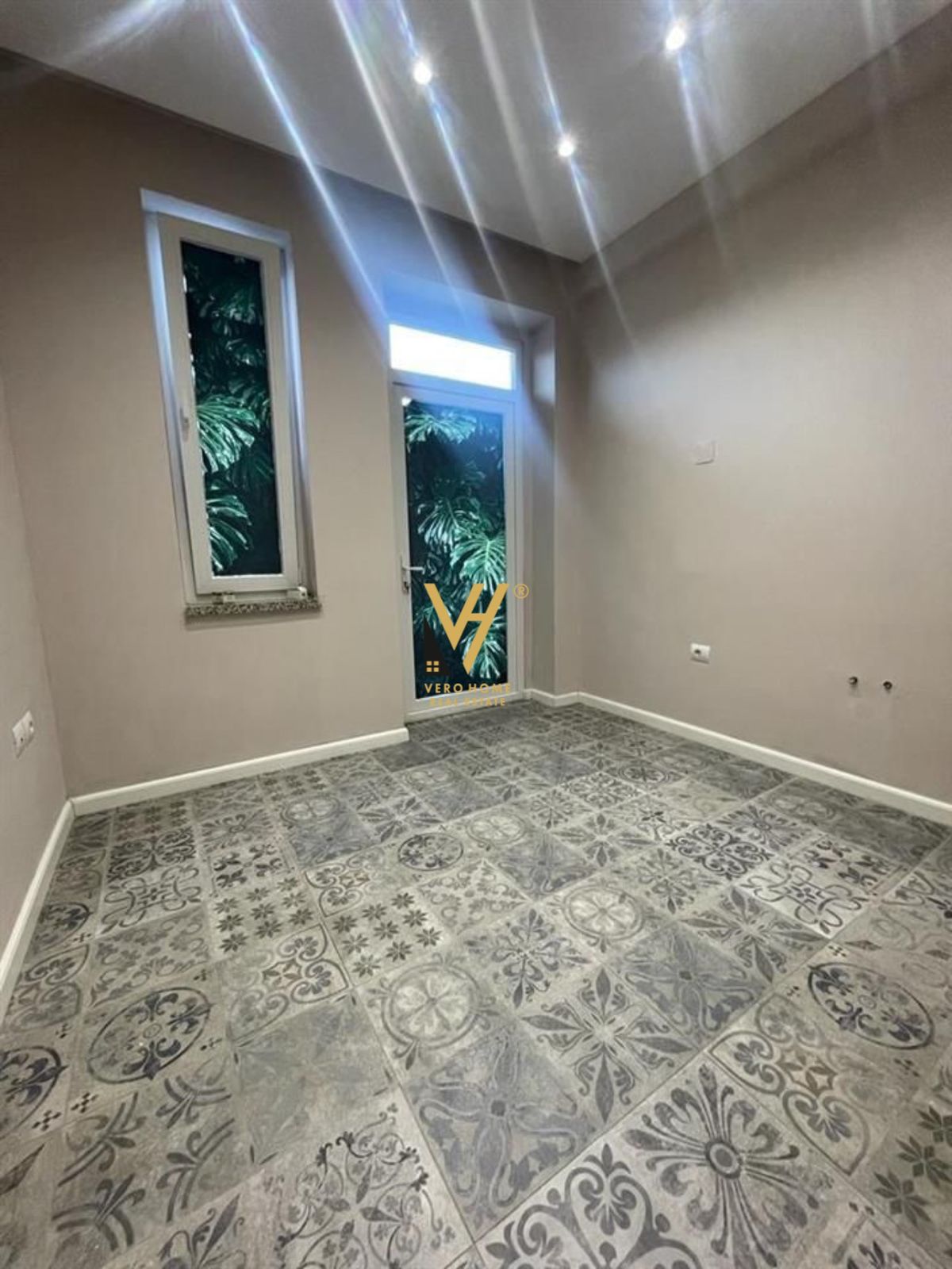 ZYRE 70 M2 ME QERA TE STADIUMI DINAMO 750 EURO