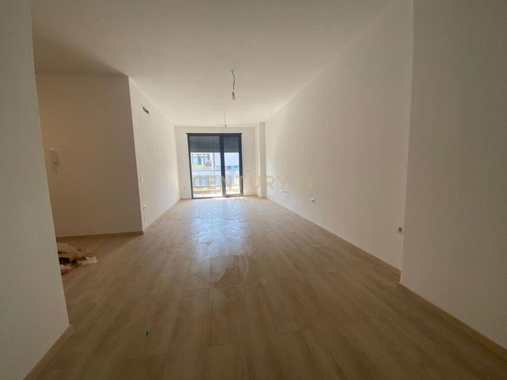 SHITET APARTAMENT 2+1+2 TUALETE PRANE MATERNITETIT TE RI!