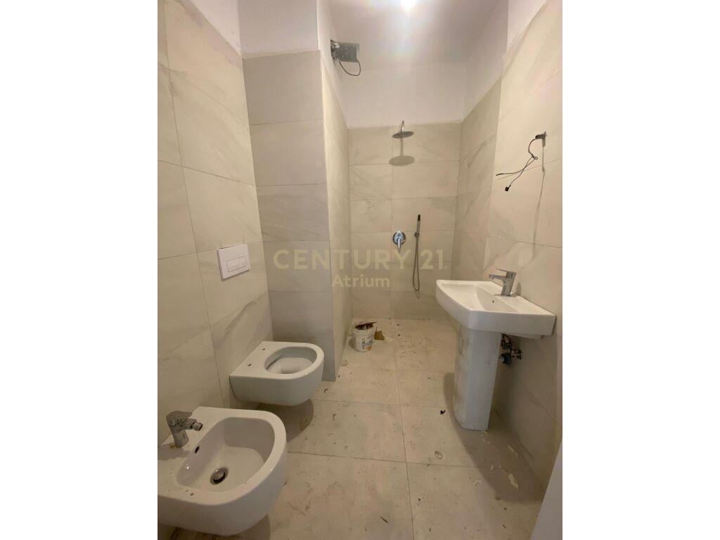 SHITET APARTAMENT 2+1+2 TUALETE PRANE MATERNITETIT TE RI!