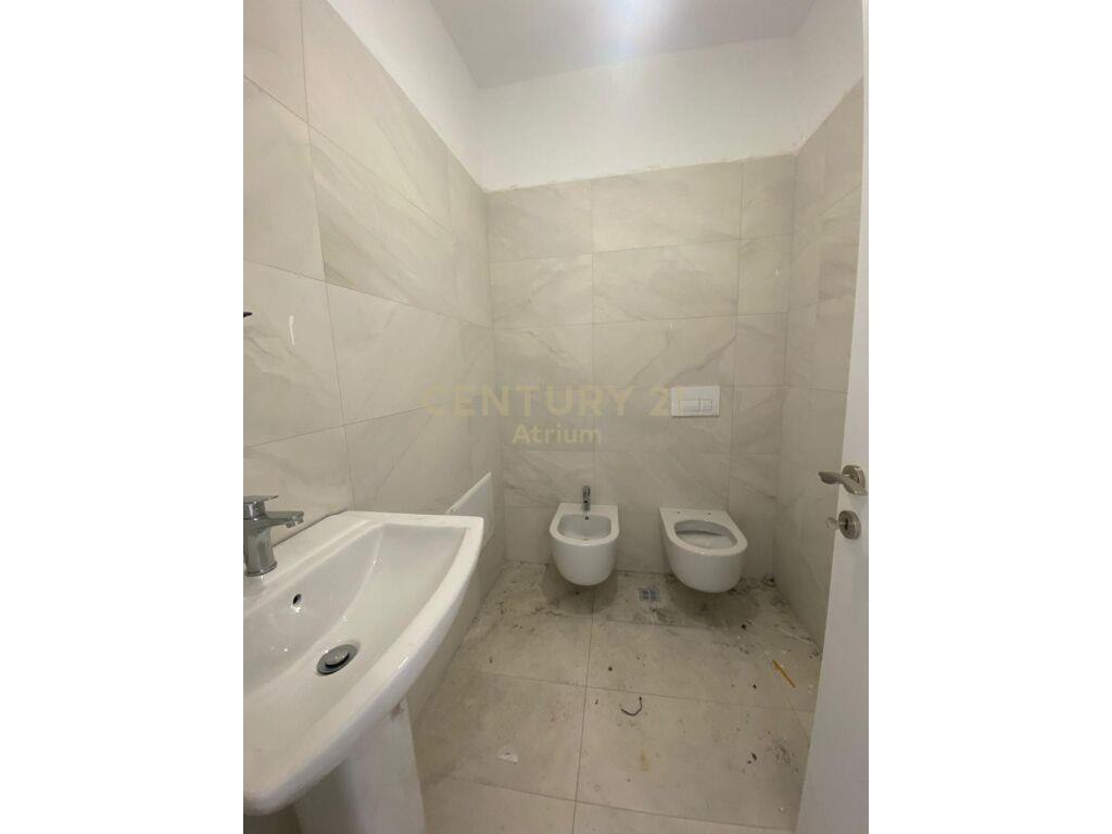SHITET APARTAMENT 2+1+2 TUALETE PRANE MATERNITETIT TE RI!