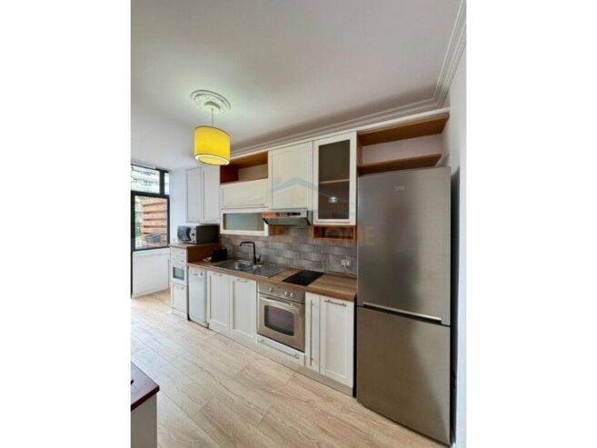 Tirane, shitet apartament 1+1