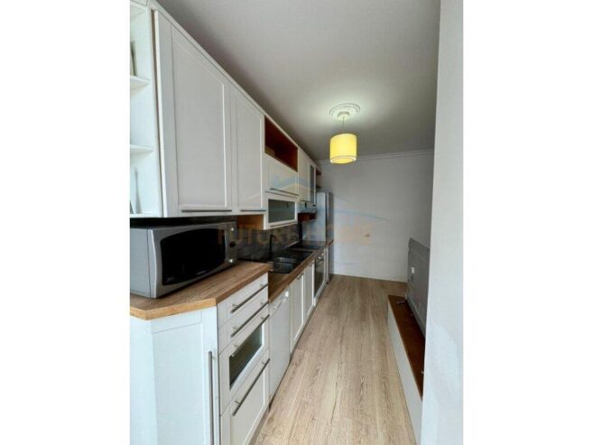 Tirane, shitet apartament 1+1